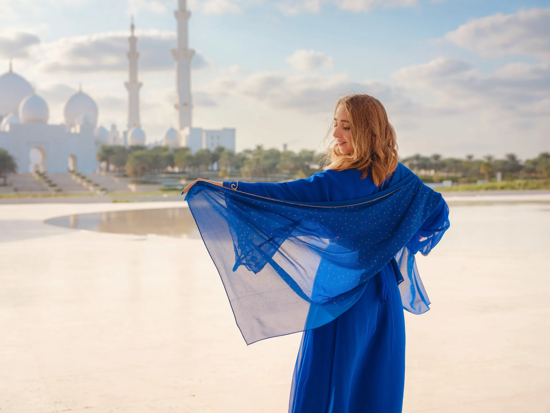 Burj Khalifa'nın 124. ve 125. katlarından Dubai'nin nefes kesen manzarasını izleyin. İster gündüz gökyüzüne uzanan ufku seyredin, ister gün batımında şehrin altın tonlarını keşfedin.